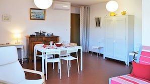 Interior - Charming 2-Room Apt, Pool, Tennis, 2 mins to Beach, A/C, Parking (Le Lavandou)