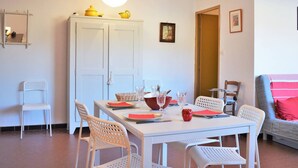 Dining - Charming 2-Room Apt, Pool, Tennis, 2 mins to Beach, A/C, Parking (Le Lavandou)