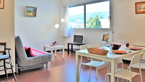 Living area - Charming 2-Room Apt, Pool, Tennis, 2 mins to Beach, A/C, Parking (Le Lavandou)