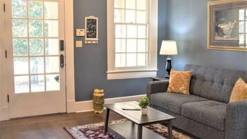 Televisio, takka, työhuone