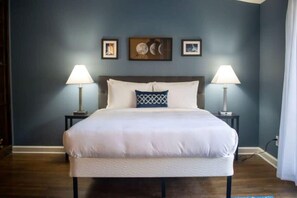 4 bedrooms, iron/ironing board, WiFi, bed sheets - Pool, Mins to ASU & Downtown- Foxy on Felder (Montgomery)