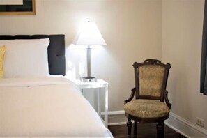 A bedroom with a bed, a nightstand, a lamp, and a chair. - Mins to ASU & Downtown- Foxy on Felder (Montgomery)
