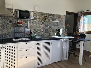 Frigorifero, microonde, piano cottura, macchina per tè/caffè