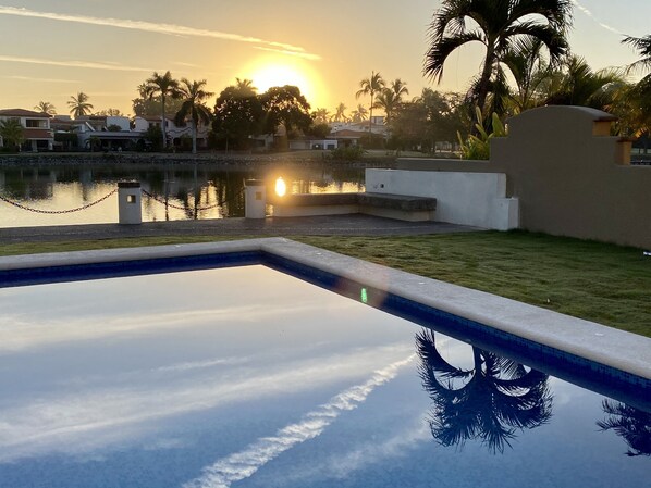 Alberca al aire libre y alberca climatizada