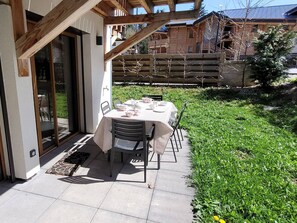 Outdoor dining - Spacious 3-bedroom apartment with private garden (Les Gets)