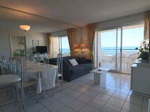 Dining - Air-conditioned apartment for 4/6 people with sea view terrace (Sète)