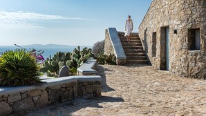 Ein Steinhaus mit einer Treppe, die zu einer höheren Ebene führt.
