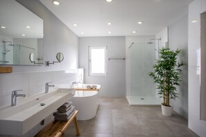 Bathtub, hair dryer, towels, soap - Villa in Gated community near Jan Thiel Beach (Willemstad)