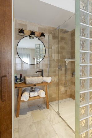 シャワー、ヘアドライヤー、タオル、トイレットペーパー