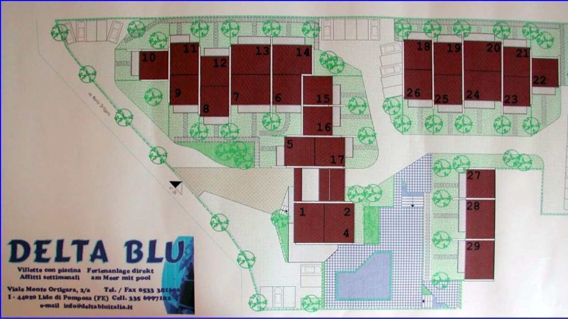 Plano de un hotel con habitaciones numeradas, árboles verdes y zona de piscina.