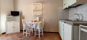 Kühlschrank, Wasserkocher mit Kaffee-/Teezubehör, Hochstuhl