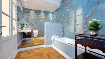 Duschwanne, umweltfreundliche Kosmetikartikel, Haartrockner, Bidet