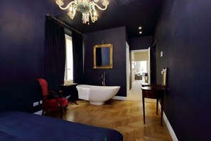 5 bedrooms, iron/ironing board, WiFi, bed sheets