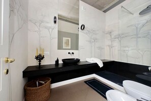 Duschwanne, umweltfreundliche Kosmetikartikel, Haartrockner, Bidet