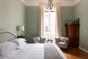 5 bedrooms, iron/ironing board, WiFi, bed sheets
