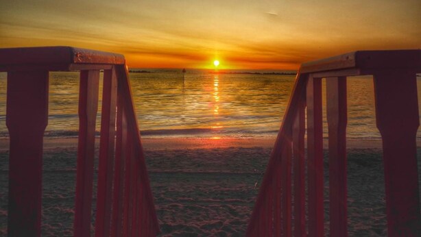 A sunset view from a beach with wooden railings. - Delta Blu Residence Village - Appartamento Quadrilocale 2 (Lido di Pomposa)