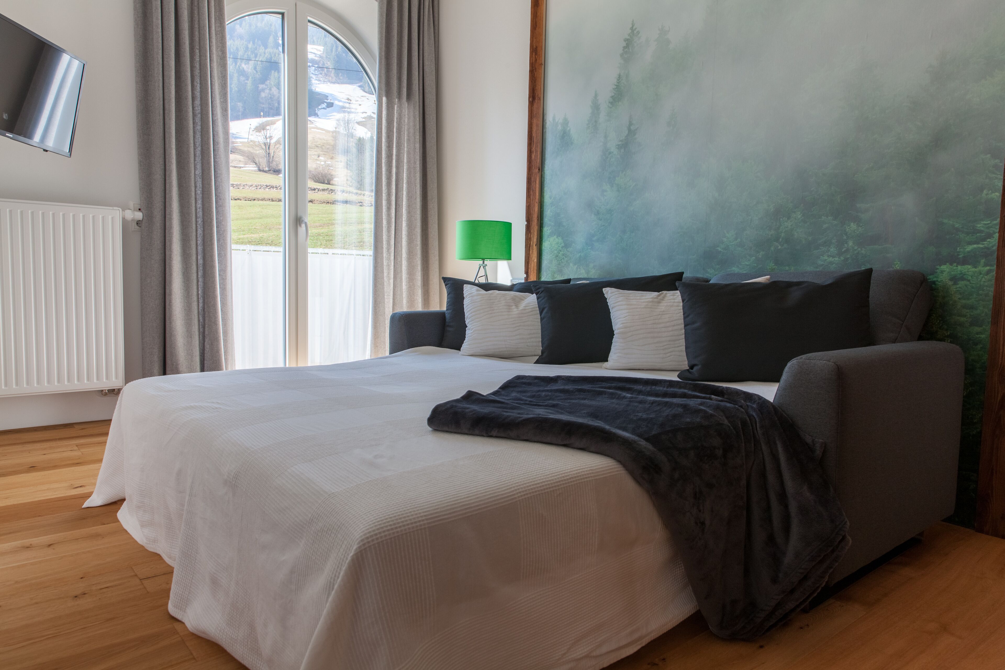 2 bedrooms, soundproofing, WiFi, bed sheets