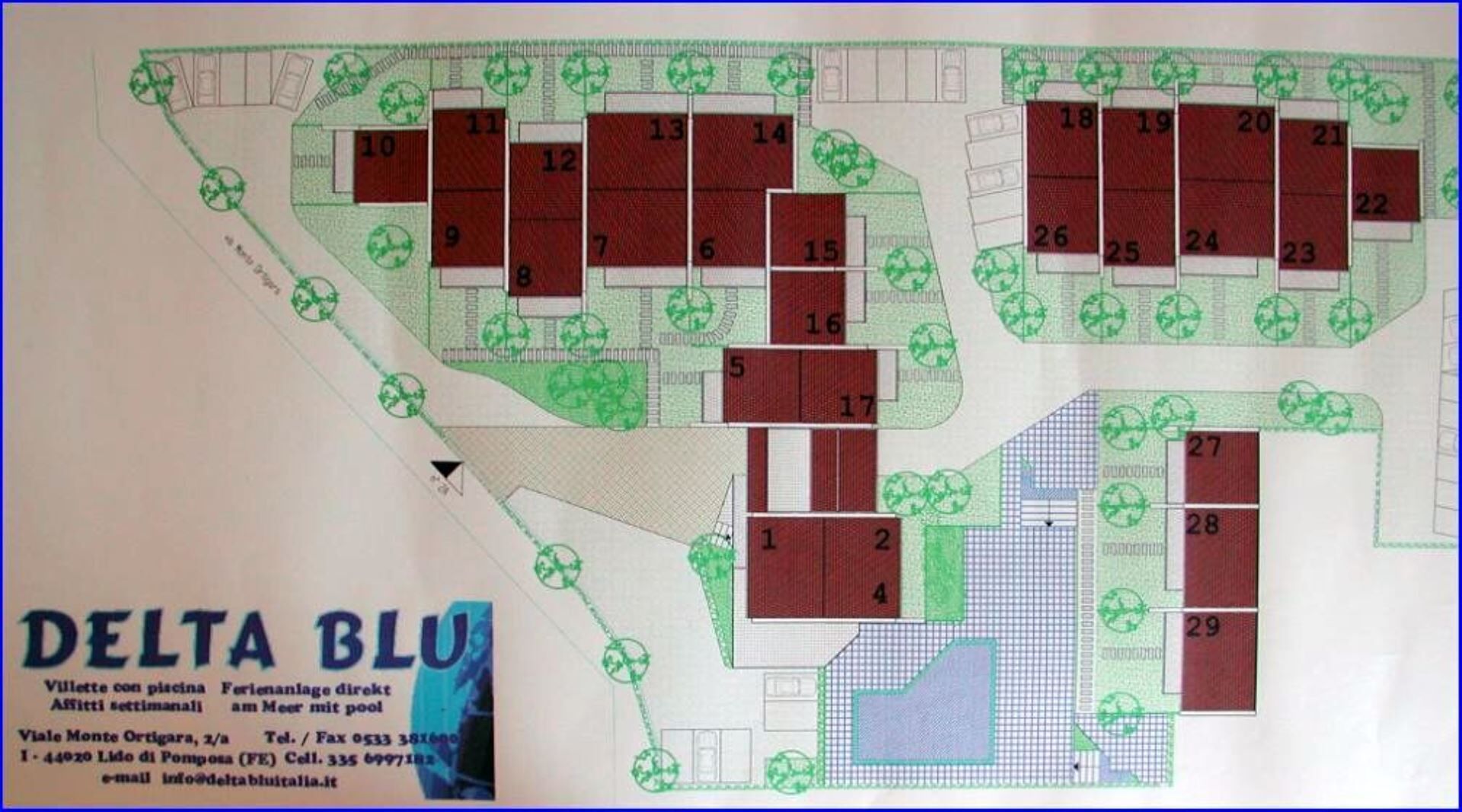 Plano de planta de un hotel con habitaciones numeradas, árboles verdes y una zona de piscina.