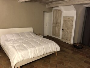 4 bedrooms, WiFi, bed sheets