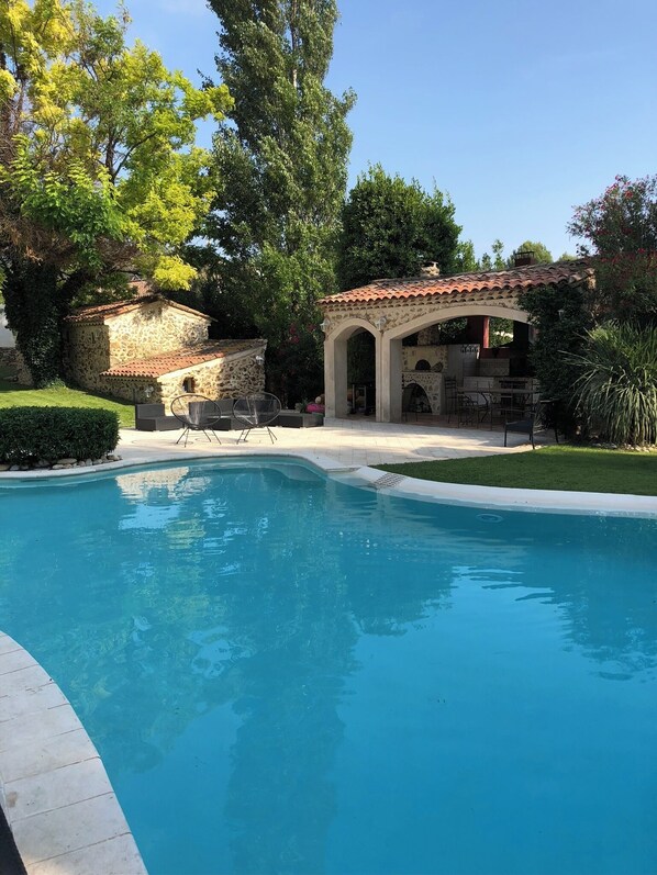 حمّام سباحة خارجي