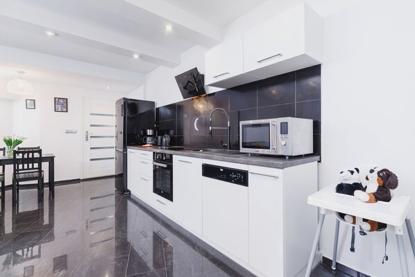 Apartment, 1 Bedroom, Kitchen | Private kitchenette | Dishwasher, coffee/tea maker, electric kettle, toaster