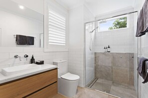 Shower, hair dryer, towels