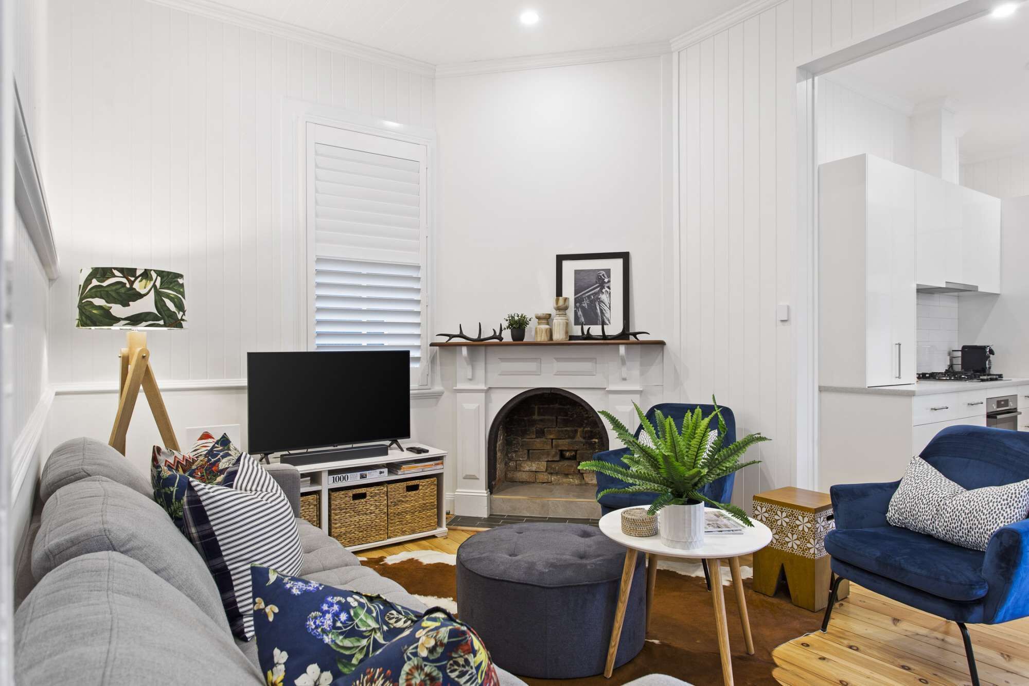 Een televisie en boeken