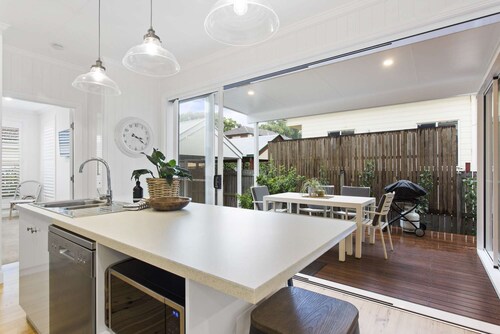 Sierra Cottage - Stunning Renovation in Superb Location