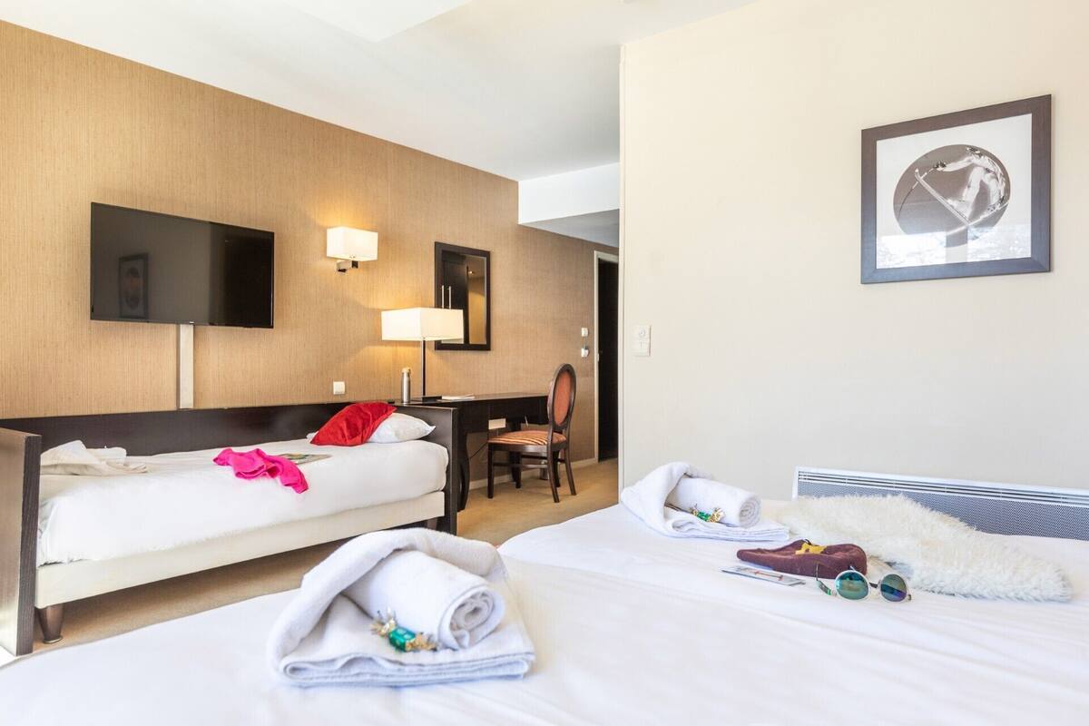 In-room safe, soundproofing, free WiFi, bed sheets