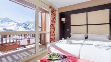 In-room safe, soundproofing, free WiFi, bed sheets