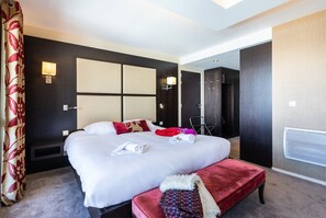 Vierpersoonskamer | Een kluis op de kamer, geluiddichte muren, gratis wifi, beddengoed