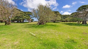 Property grounds - The Stables - Ideal choice for a unique farm experience, offering 2 bedrooms and 1 bathroom and view (Port Fairy)