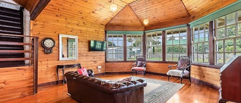 Smart TV, fireplace