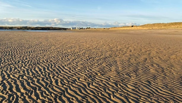 A wide sandy beach with gentle waves, dunes, and a clear sky. - Country Retreat Sleeps 2 Near Cymyran Beach (Holyhead)