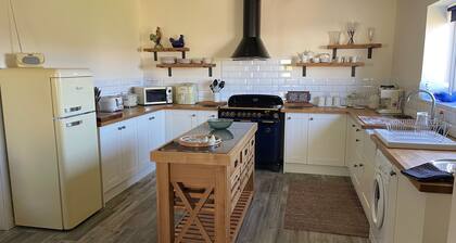 Country Retreat Sleeps 2 Near Cymyran Beach