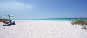 2BR Healing Oasis w/Private Pool Near Sarasota Bay