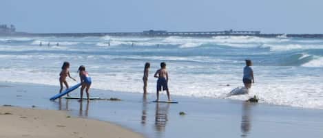 Beach nearby, sun loungers, beach towels
