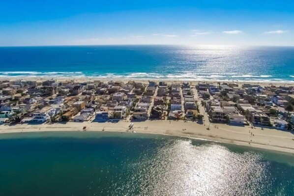 Plage à proximité, chaises longues, serviettes de plage