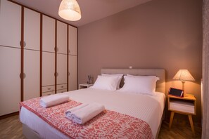 Exklusiv villa | 4 sovrum, värdeförvaringsskåp på rummet och arbetsyta för laptop