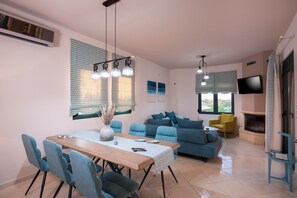 Villa – exclusive | Oppholdsrom | En 42-tommers Flatskjerm-TV med Parabol-TV samt TV og peis