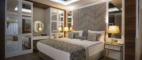 Standard Suite | Minibar, in-room safe, soundproofing, iron/ironing board