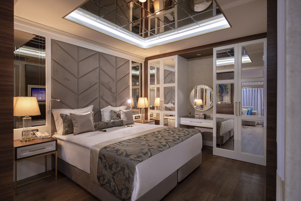 junior suite | minibar, in-room safe, soundproofing, iron/ironing board