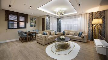 Superior suite | Woonkamer | Een 24-inch lcd-televisie met satellietzenders en een televisie