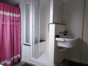 Combined shower/tub, hair dryer, bidet, towels