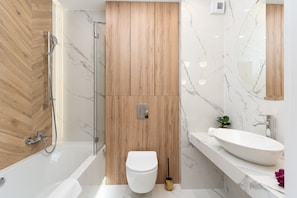 Articles de toilette gratuits, sĂšche-cheveux, serviettes fournies