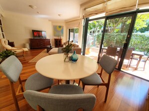 Apartment | 2 bedrooms, WiFi - 2BR Beautiful River Retreat Pool Wine Gym Netflix (Kangaroo Point)