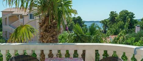 تناول الطعام بالخارج