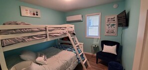 2 bedrooms, WiFi, bed sheets - Camilla's Beach Glass Cottage at Christopher's Dockside (Geneva-on-the-Lake)