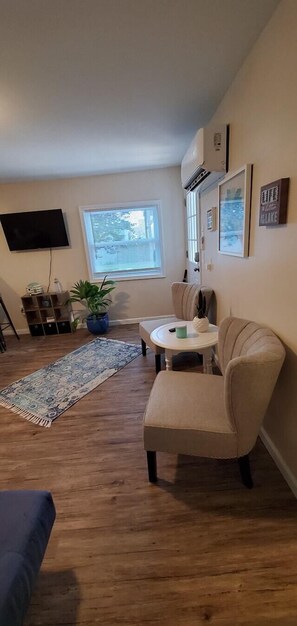 TV - Camilla's Beach Glass Cottage at Christopher's Dockside (Geneva-on-the-Lake)