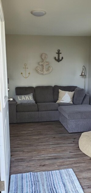 TV, fireplace - Claudia's Castaway at Christopher's Dockside (Geneva-on-the-Lake)